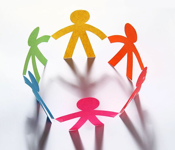 Symbol Gemeinschaft: Papierfiguren, die einen Kreis bilden