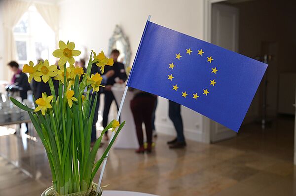 Europaflagge neben Blumen