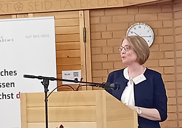 Dr. Christine Hörmann, Abteilungsleiterin Profilbereiche Erwachsenenbildung, bei der Begrüßungsansprache