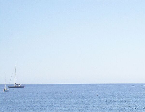 Blick aufs Meer mit Segelboot