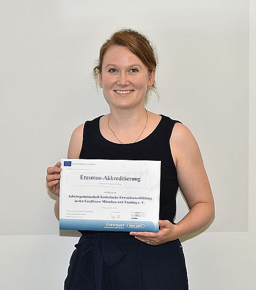 Eva Ballauf, KEB-Referentin für Europabildung, mit Erasmus-Zertifikat